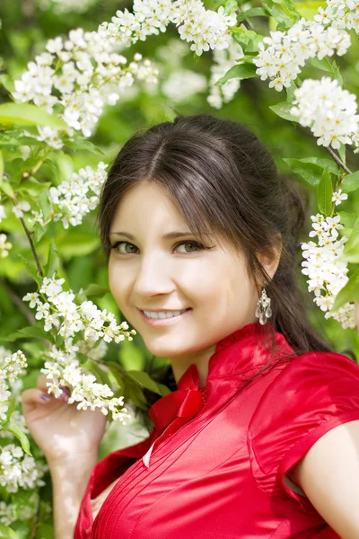 Chica con flores de primavera — Foto de Stock