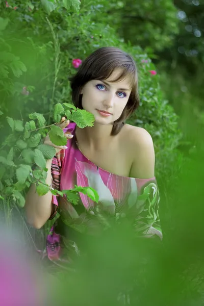 Fata din parcul verde — Fotografie, imagine de stoc