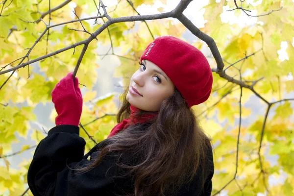 Mujer de rojo en el parque de otoño —  Fotos de Stock