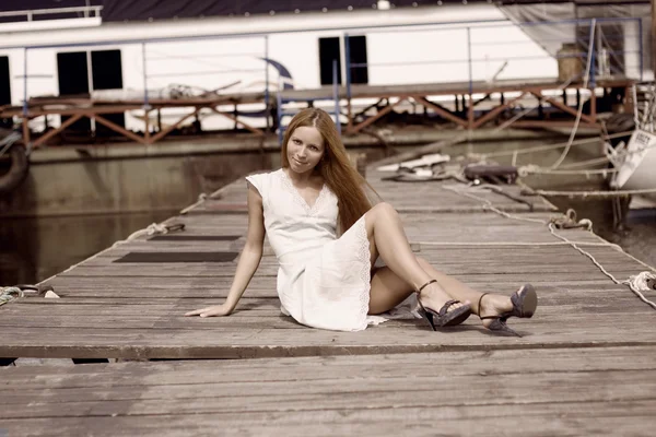 Frau auf dem Pier — Stockfoto