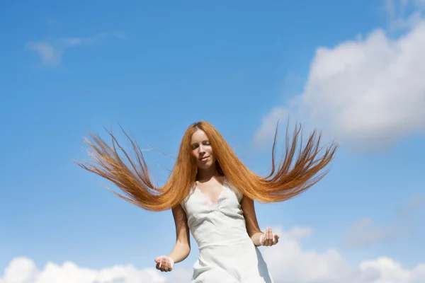 Дівчина з рудим волоссям — стокове фото