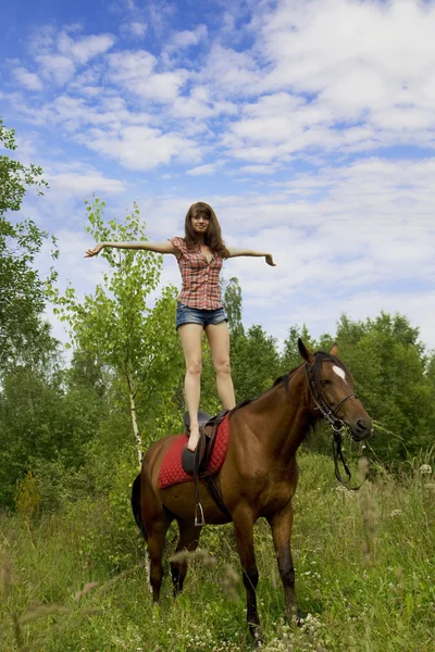 Brunetka dziewczynka z konia — Zdjęcie stockowe