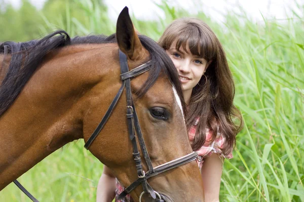 Menina morena com cavalo — Fotografia de Stock