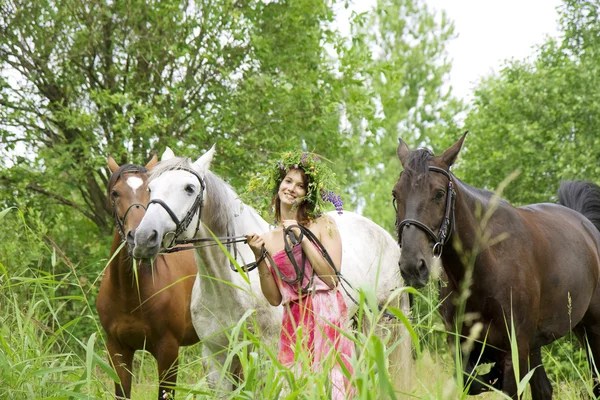 Brunett tjej med hästar — Stockfoto