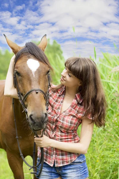 马的黑发女孩 — 图库照片