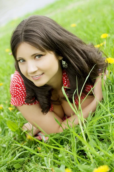 Vacker tjej i parken — Stockfoto