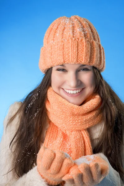 주황색 모자에서 아름 다운 갈색 머리 소녀 스톡 사진