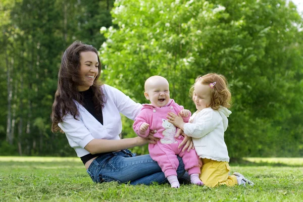 Счастливая семья в парке Стоковое Фото