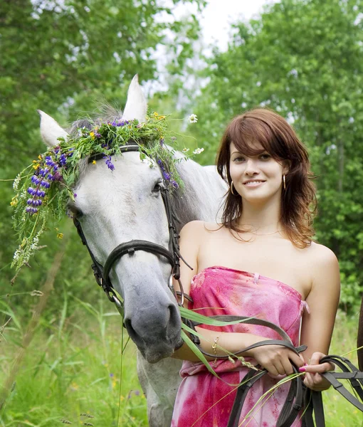 Bruna ragazza con cavallo Foto Stock