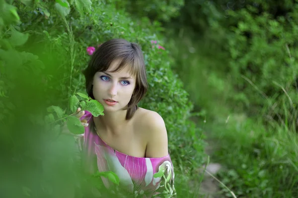 Девушка в зеленом парке Стоковое Фото