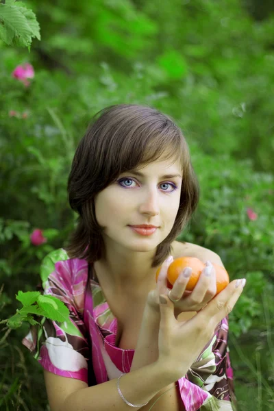 Девушка в зеленом парке Лицензионные Стоковые Фото