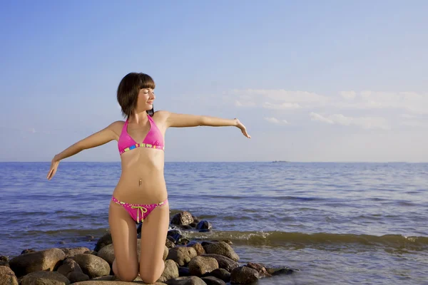 Девушка на фоне моря Лицензионные Стоковые Изображения