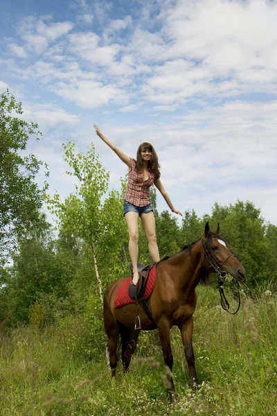 Κορίτσι μελαχρινή με άλογο Royalty Free Φωτογραφίες Αρχείου