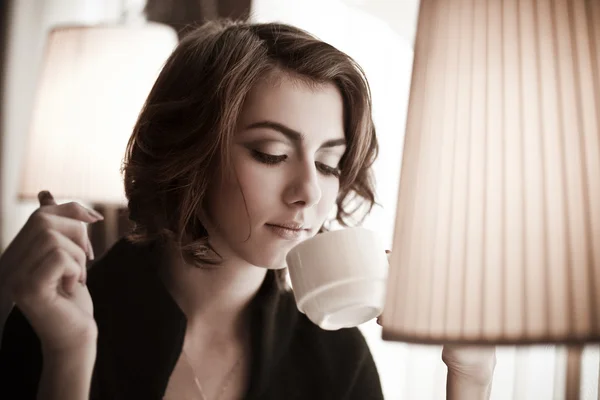 Красивая девушка в кафе — стоковое фото