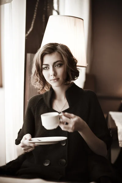 Gyönyörű lány a kávézóban. — Stock Fotó