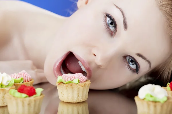 Schönes Mädchen, das Kuchen isst — Stockfoto