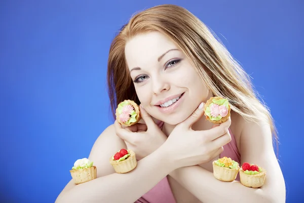 Menina bonita que come bolos — Fotografia de Stock