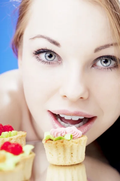 Mooi meisje die cake eet — Stockfoto