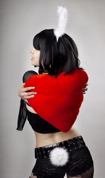 Сексуальная зайка с сердцем в руках — стоковое фото