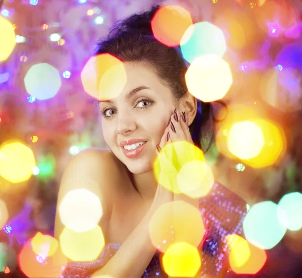 Güzel bir kız gece parlak ışıkları — Stok fotoğraf