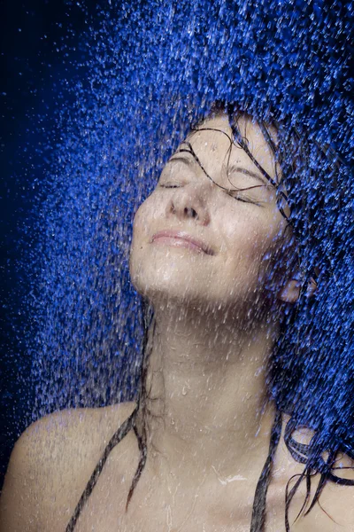 Mooi meisje in het water — Stockfoto