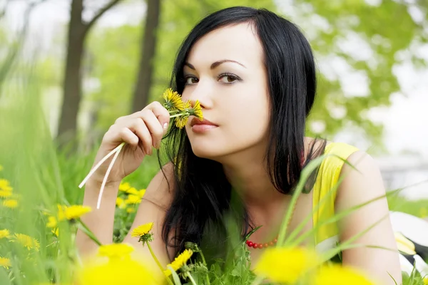 Meisje en bloeiende lente planten — Stockfoto