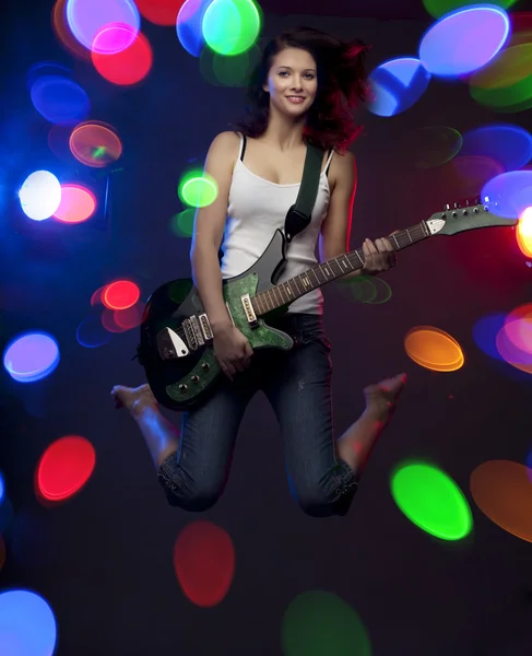 ギターを持つ美しい女の子 — ストック写真