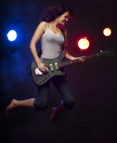 Menina bonita com uma guitarra — Fotografia de Stock