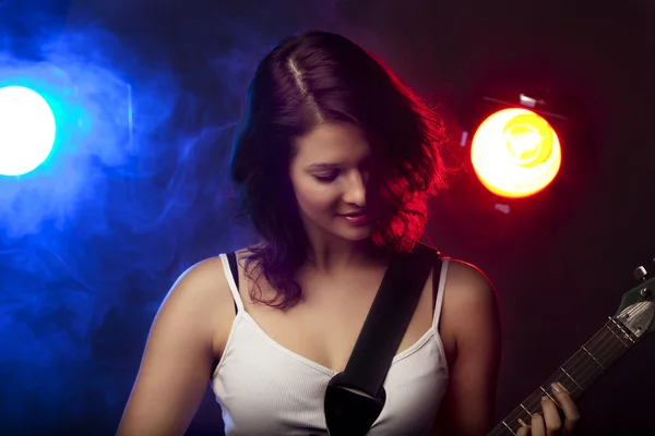 Schönes Mädchen mit einer Gitarre — Stockfoto