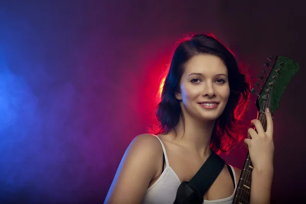Hermosa chica con una guitarra — Foto de Stock
