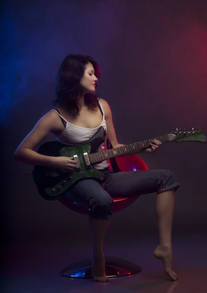 Schönes Mädchen mit einer Gitarre — Stockfoto