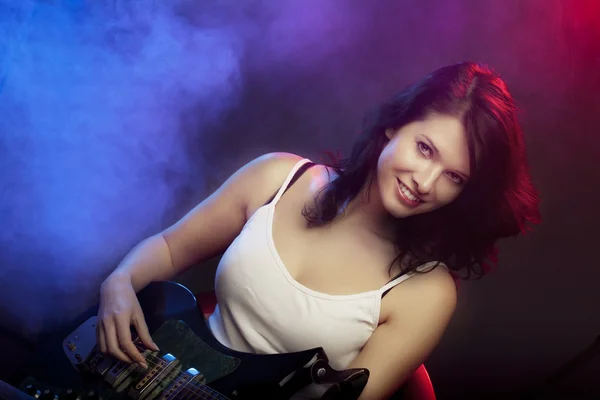 Bella ragazza con una chitarra — Foto Stock
