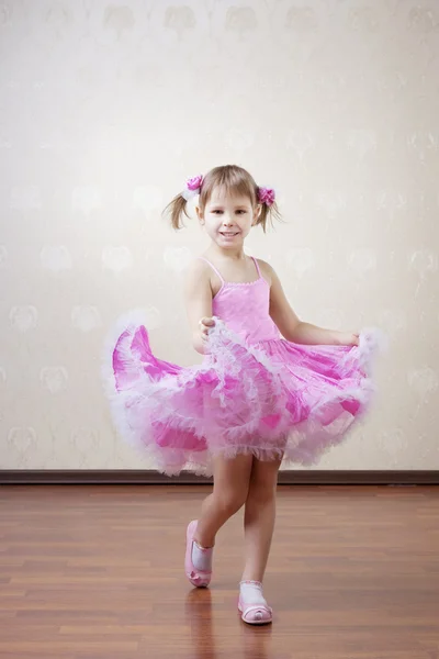 Vacker flicka i en rosa klänning — Stockfoto