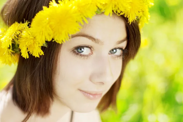 Chica sobre un fondo de flores florecientes — Foto de Stock