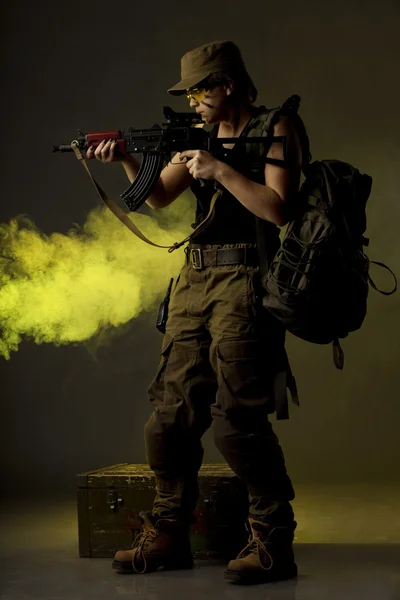 Дівчата-солдати в диму — стокове фото