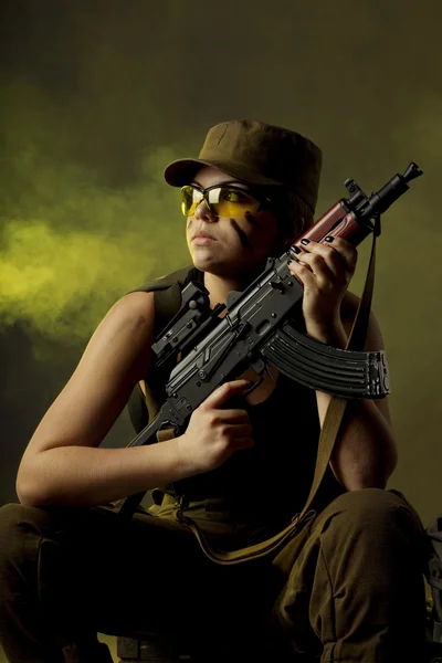 煙の中の少女兵士 — ストック写真