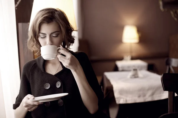 Красивая девушка в кафе — стоковое фото