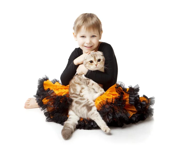 白い背景の上の猫と小さな女の子 — ストック写真