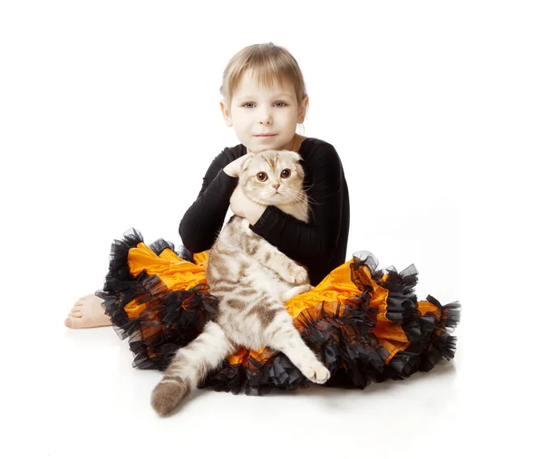 Petite fille avec un chat sur fond blanc — Photo
