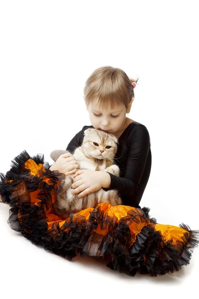 Bambina con un gatto su sfondo bianco — Foto Stock