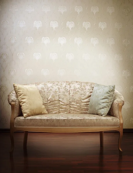 Розкішний золотий гламурний диван на фоні старовинного стінного пейзажу — стокове фото