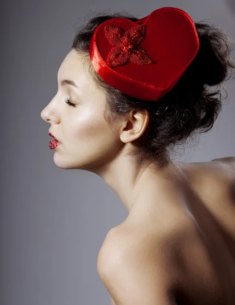 Гламурна дівчина в елегантному капелюсі у вигляді серця — стокове фото