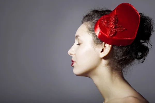 心臓の形で、エレガントな帽子で魅力的な女の子 — ストック写真