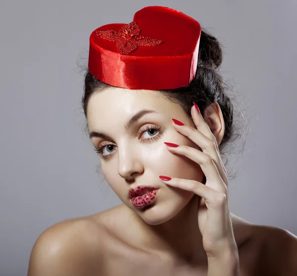 Glamouröses Mädchen mit elegantem Hut in Herzform — Stockfoto