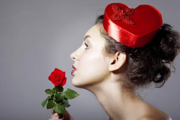 Chica glamurosa en un sombrero elegante en forma de corazón — Foto de Stock