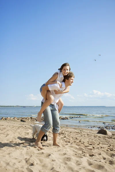 Bella innamorata sulla spiaggia — Foto Stock