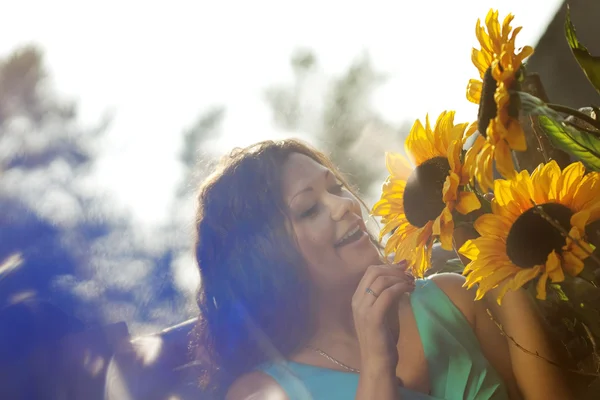 Girl in the countryside with sunflowers — Stock Photo, Image