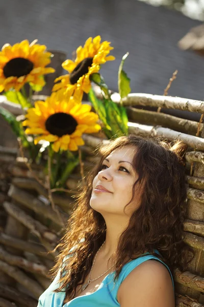 Dívka na venkově se slunečnicemi — Stock fotografie