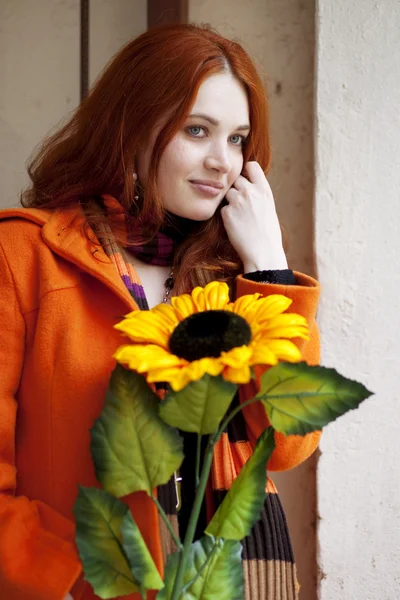Pretty girl walking with a sunflower city — Stock Photo, Image