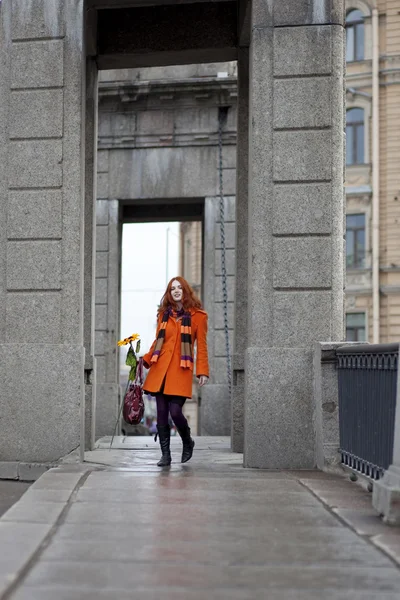 Linda chica caminando con una ciudad de girasol —  Fotos de Stock